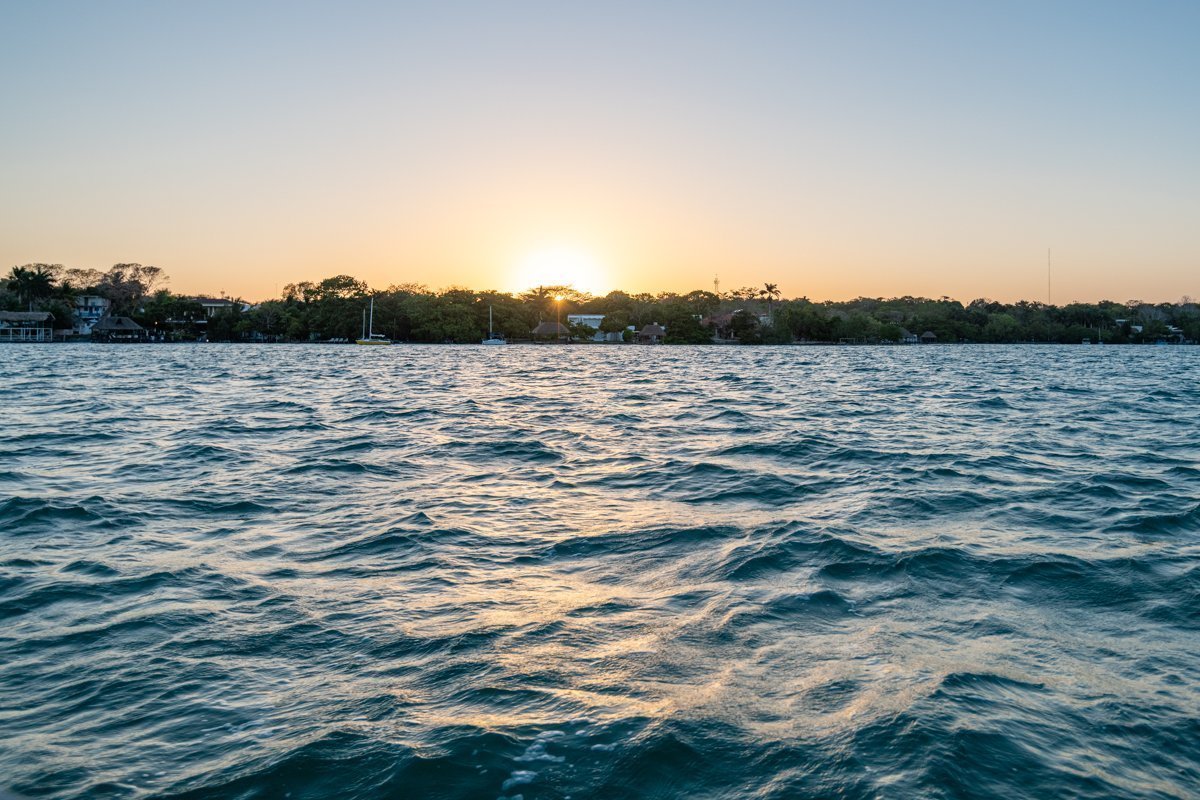 Lever de soleil sur la lagune aux 7 couleurs